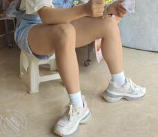 从坐姿，分析女人1