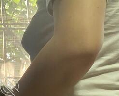 小姨子这个骚货没穿内衣在客厅走来走去当我不存在？1