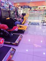 电玩城偷拍小妹妹露内裤