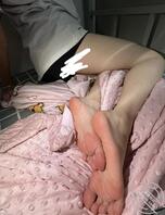 高中亲妹妹放寒假了，看看有没有机会偷拍，冬天穿的厚，想看大家尽情羞辱她