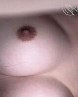 终于还是没忍住,掀开了女儿的内衣!0