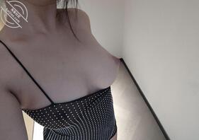 深夜的挑战小游戏继续，继续曝光，丽丽看到哥哥评论骚逼就好痒好想被操。0