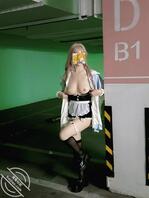 在商场车库露出 开过的车子盯着看1