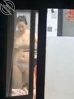 对面带娃骚货。每天露出