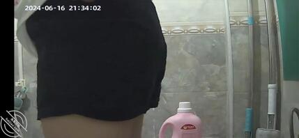 【真实原创】厕所偷拍哺乳期嫂子洗澡1