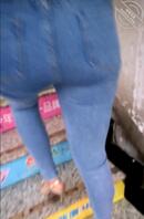 一路跟随时尚紧身牛仔裤骚逼小少妇，尿柱从逼口射出。（搬运）