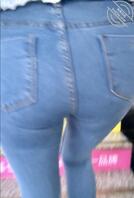 一路跟随时尚紧身牛仔裤骚逼小少妇，尿柱从逼口射出。（搬运）1