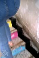 一路跟随时尚紧身牛仔裤骚逼小少妇，尿柱从逼口射出。（搬运）2