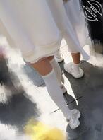 校园跟拍白丝美腿女大学生1