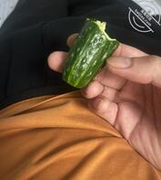 预告炸裂普通贴，女儿用黄瓜，一头吃，一头自慰