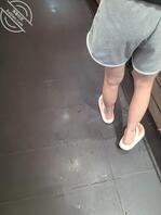 一些这段时间的街拍照，都是些漂亮的小姐姐美腿骚鞋骚袜0