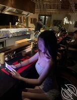 （原创）斥巨资帮兄弟们揭秘空姐名媛私底下的骚逼德行！按在沙发上操到求饶！0