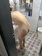 1.偷拍：儿子镜头下，饥渴的母亲独自在浴室自慰，口中喊着儿子的名字1