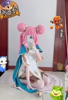克王国世界 【炸了】《洛克王国世界》可丽希亚cos试衣全网杀疯！粉色长发+小皇冠+精致礼服，每套造型都像从童年记忆里抠出来的——傲娇眼神、叉腰小表情，连发丝弧度都神还原。0