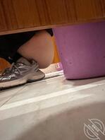 拍bb被发现了后面还拍我，紧身裤小骚货，少妇1