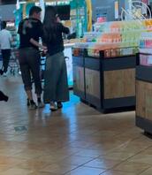 这个带眼镜的少妇。 屁股特别翘。  还很会扭    看着就让人心动2