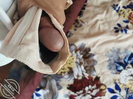 岳母卧室拿她奶罩撸一撸