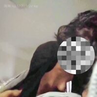 玩玩老婆的奶，掐掐奶头