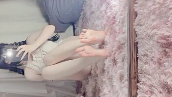 妹妹白皙的美脚你想吃吗？