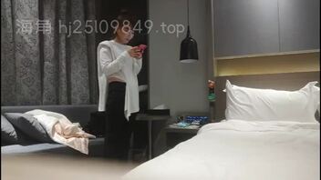 第一次约跑人妻少妇被我爆操一边高潮一边喷水，最后爽到哭哄了很久才哄好