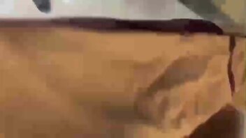 姐弟乱伦，快点帮我泄火，弟弟憋了一个月，趁老爸不注意悄悄溜进姐姐房间