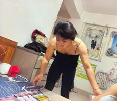 大哥晚上操费喜静，我白天操，给88年大嫂弄的快下不来床了，职业给大哥刷锅