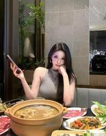 打边炉约“清冷御姐”，她拿起骨头啃得津津有味0