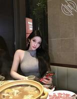 打边炉约“清冷御姐”，她拿起骨头啃得津津有味1