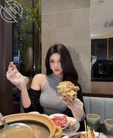 打边炉约“清冷御姐”，她拿起骨头啃得津津有味2