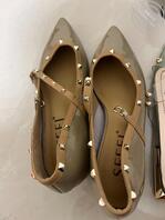 门没关紧主人在客厅刷视频直接进去拿走一次性拿个够 先打那双呢有没有想要的