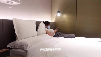 忽悠大学妹子，一脸懵懂被男主摸蹭，非常骚，各种角度展示身体