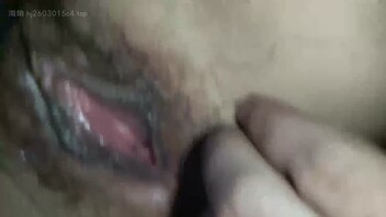 绿王八舔刚让网友内射完的骚逼老婆