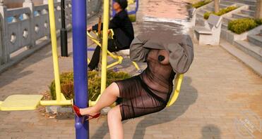 【露出系列】透明情趣内衣公园偶遇健身大爷人前露出2