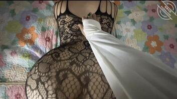 【原创5-视频帖】骚屁股丈母娘主动勾引我，穿连体蕾丝被我疯狂后入骚爆了1