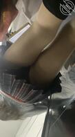 光腿神器骚货，裙子很短，屁股一扭一扭的0