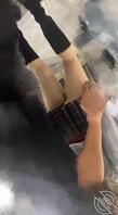 光腿神器骚货，裙子很短，屁股一扭一扭的1