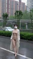 就喜欢把逼露出来---雨天街道边，小姐姐大胆解衣服玩露出0