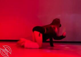 一大早就被姐姐叫起来陪她去舞蹈室练舞,到了舞蹈室里面有几个人在排队上去练1