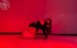 一大早就被姐姐叫起来陪她去舞蹈室练舞,到了舞蹈室里面有几个人在排队上去练2