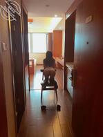 就喜欢把逼露出来---酒店走廊全裸蒙眼行走，这要是背后出现人，插进去..