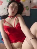 人妻小穴被大鸡巴狂插到喷水浪叫，小穴被操到高潮迭起