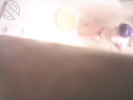 摄像头偷拍人妻洗澡1