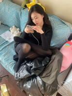 小姨干什么啊，在沙发上坐的好骚