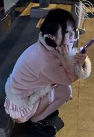 公交车站等车的小太妹、大冬天的下面就穿个袜子啊、也不知道里面穿内裤没2