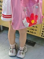 偷拍女大学生的极品美腿，这样穿着短裙的女大学生你们喜欢吗？