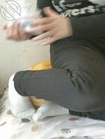 妹妹穿袜子的生活照片0