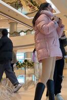 粉色羽绒服小姐姐光腿神器