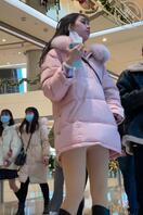 粉色羽绒服小姐姐光腿神器1