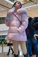 粉色羽绒服小姐姐光腿神器2