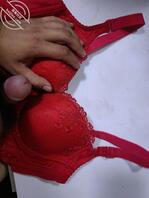 撕掉表姐的红色大奶罩